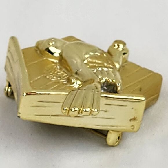 🔹️Vintage Gold Tone Bird On A Birdhouse Brooch Pin - Picture 9 of 12